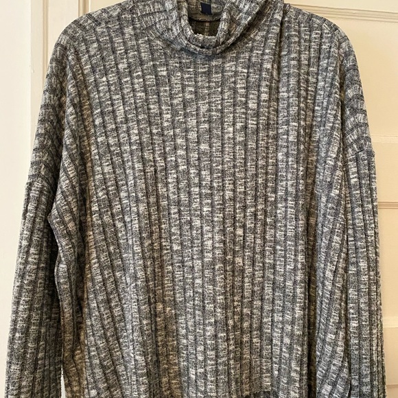 American Eagle grey turtleneck - Picture 2 of 3